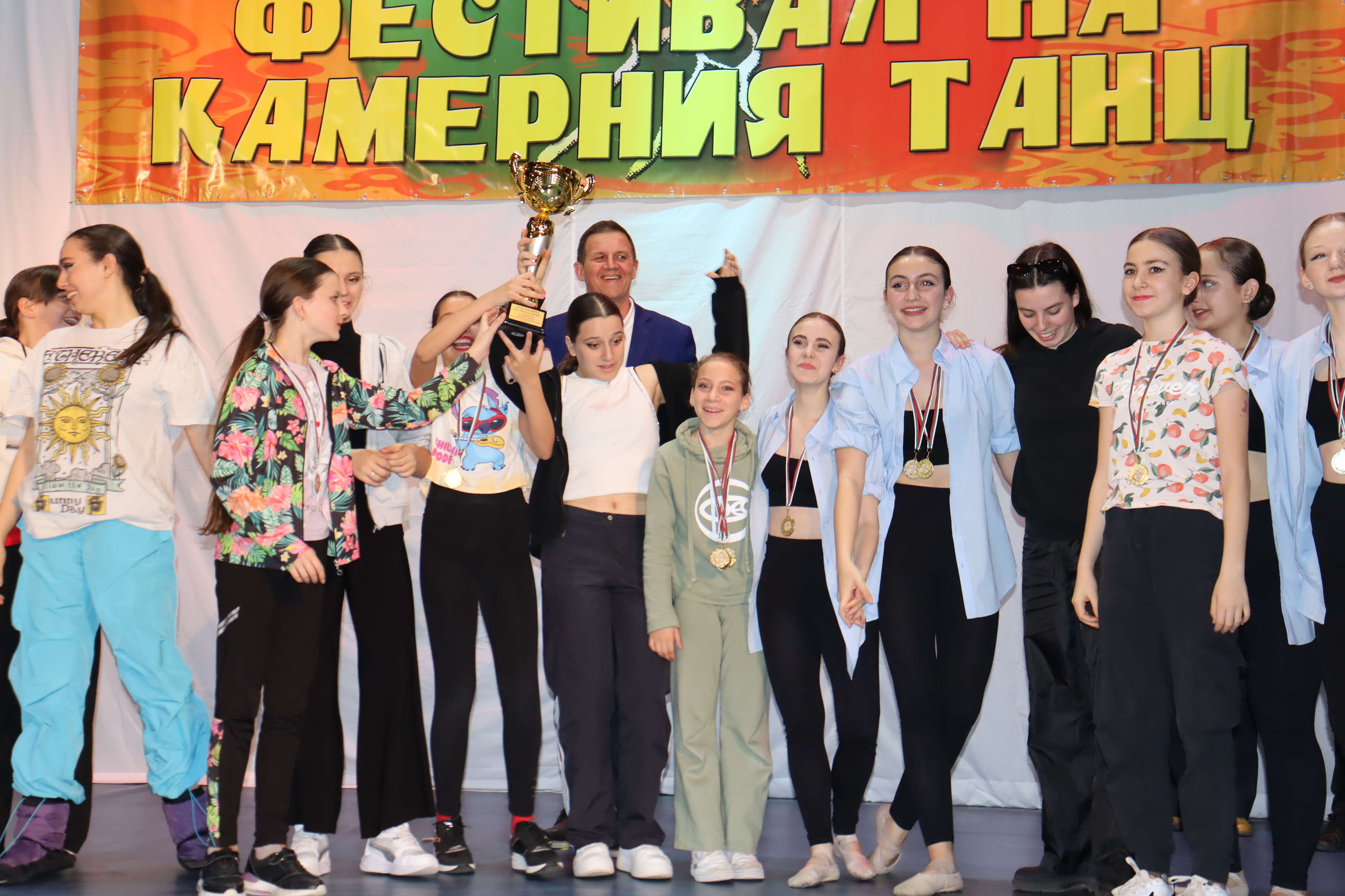 Танцьорите от Национално училище за музикално и сценично изкуство Проф