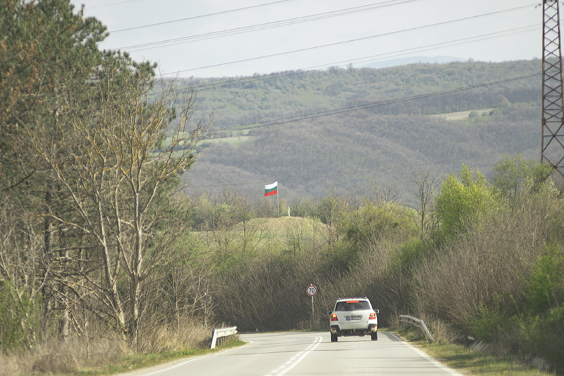 Българският трибагреник украси входно изходните пътни артерии за град Мездра Първото