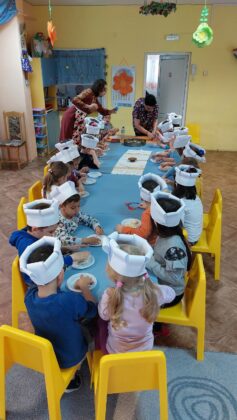 "С виличка, лъжичка на Великденска тревичка"