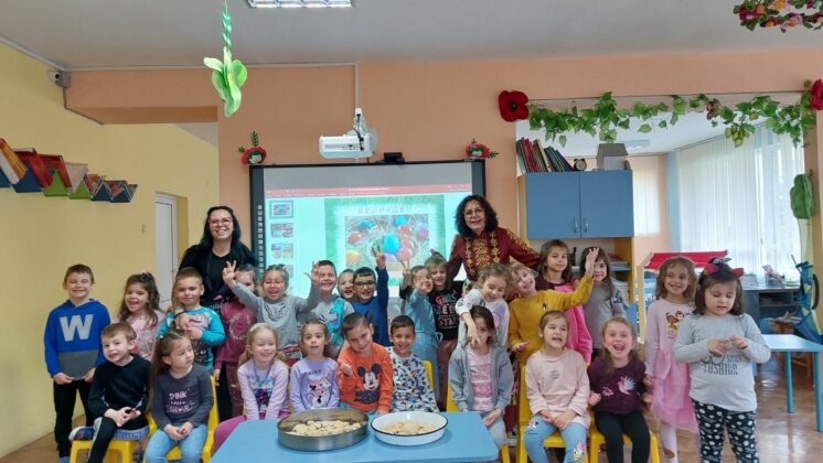 "С виличка, лъжичка на Великденска тревичка"