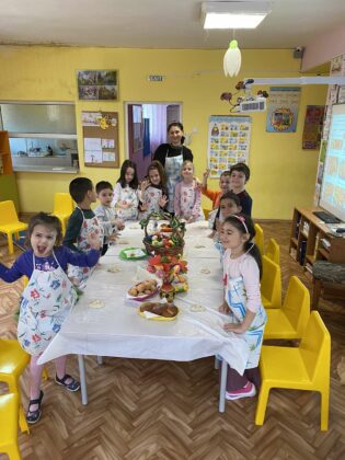 "С виличка, лъжичка на Великденска тревичка"