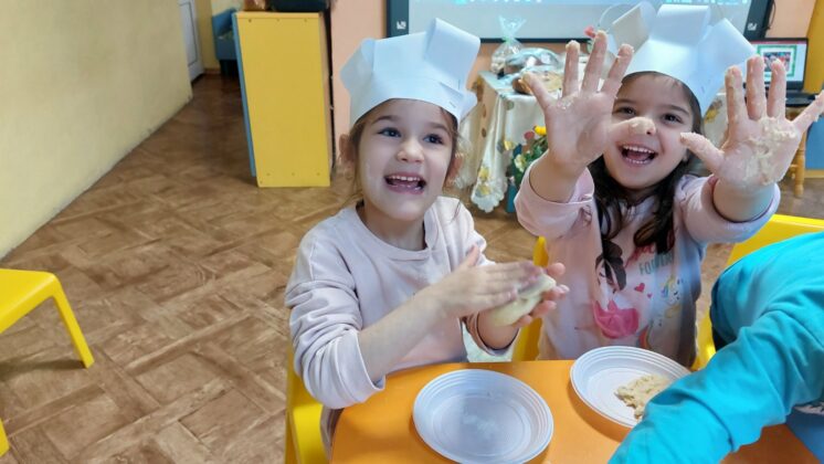 "С виличка, лъжичка на Великденска тревичка"