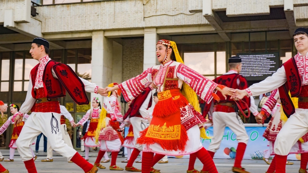 Десетки граждани се включиха в 32 рото традиционно Великденско хоро в