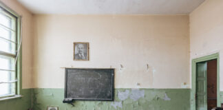 Изоставено училище