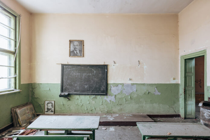 Изоставено училище