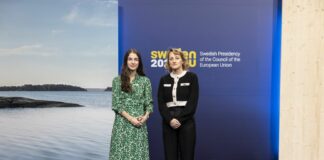 Росица Карамфилова в дясно