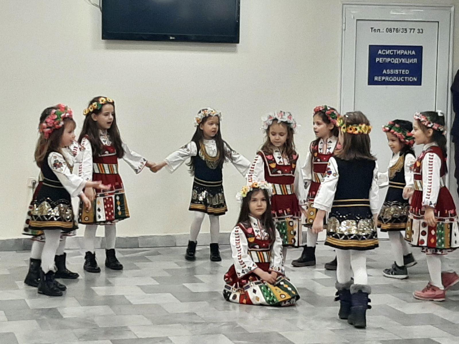 Лазарки от Детска градина /ДГ/ Изгрев“ поздравиха медиците в УМБАЛ-Бургас