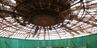 Паметникът отвътре