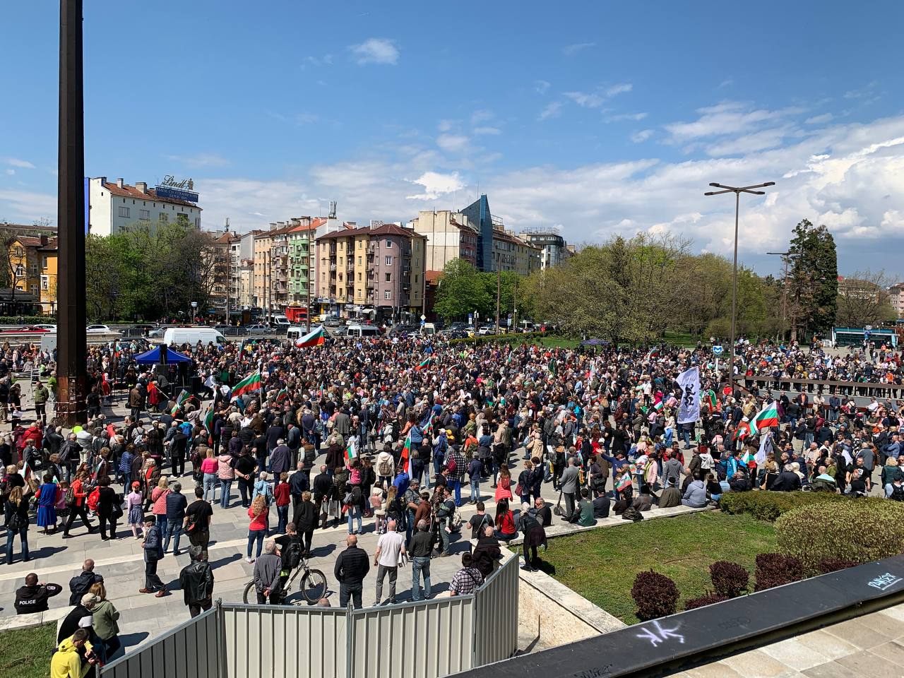 Протест референдум под надслов България–Зона на мира събра хиляди граждани пред