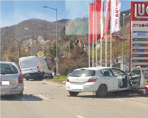 Три автомобила и един лекотоварен са катастрофирали близо до бензиностанция