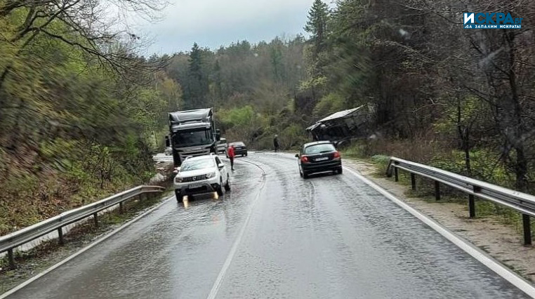 Два тежкотоварни автомобила са се блъснали по пътя Русе Бяла затова