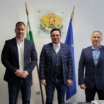 Александър Пулев в средата