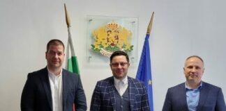 Александър Пулев в средата