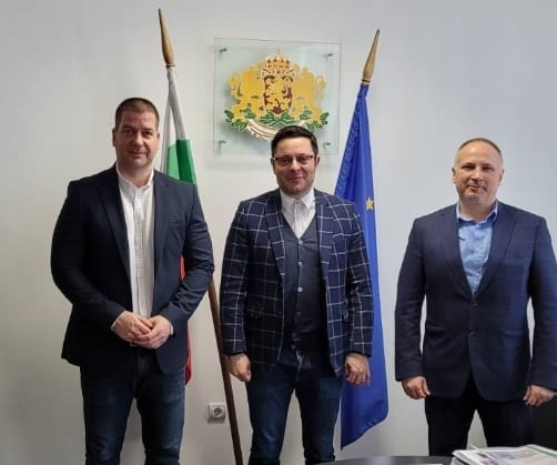 Александър Пулев в средата