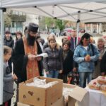 Раздаване на яйца и козунаци