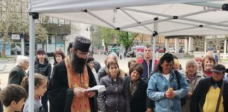 Раздаване на яйца и козунаци