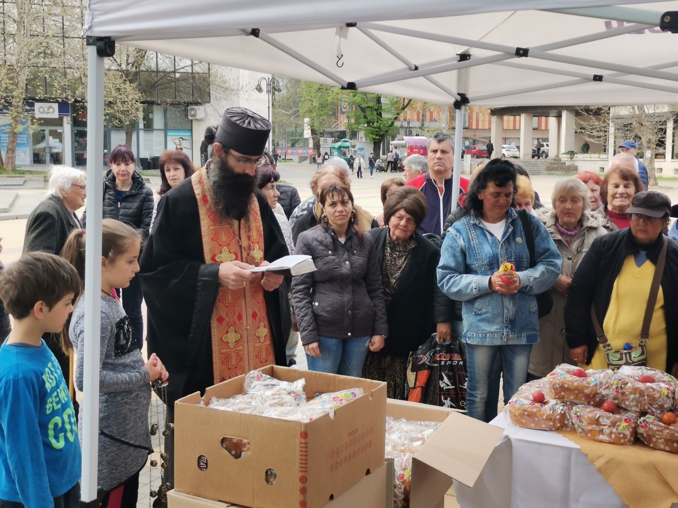 400 вкусни козунаци и шарени яйца е раздала Община Ловеч