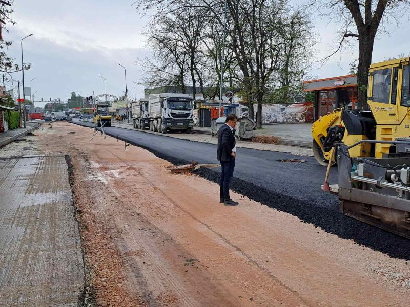 Заради дъждовното време асфалтирането на Брезовско шосе“ в участъка от