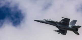 Военен самолет пилоти