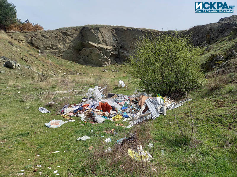 Боклуците загрозяват за пореден път красива местност край Айтос Сигналът