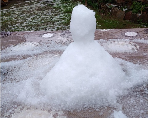 Жители на село Млечино направиха снежен човек от падналата градушка