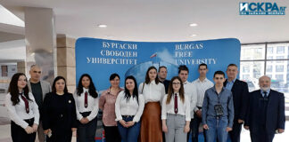 Учениците си направиха обща снимка с ръководството на БСУ