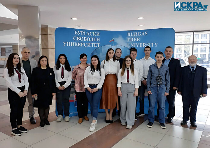 Учениците си направиха обща снимка с ръководството на БСУ