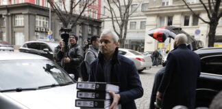 Костадин Костадинов внася подписите