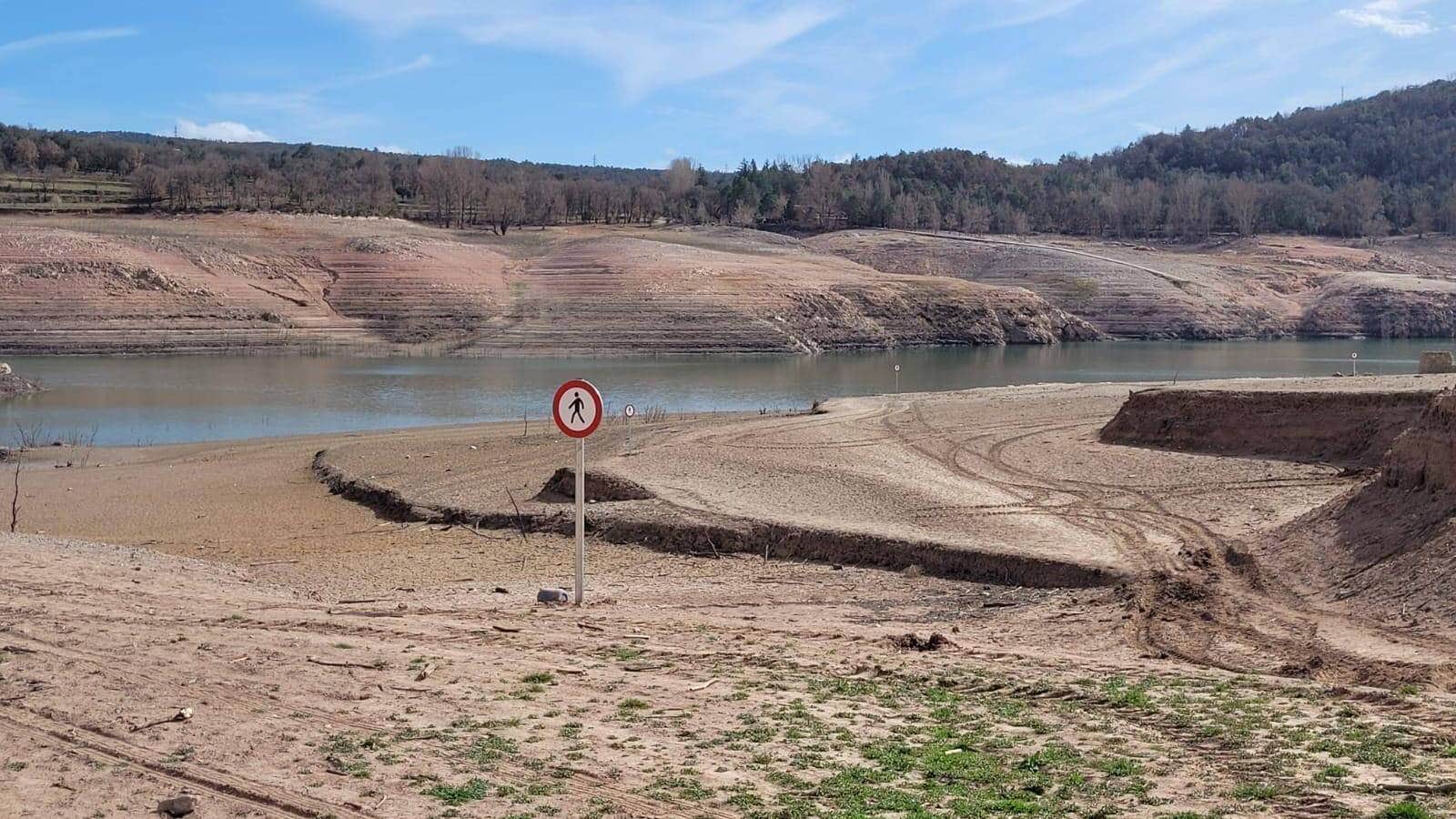 В язовира Сау екипи с малки лодки усилено вадят риба с