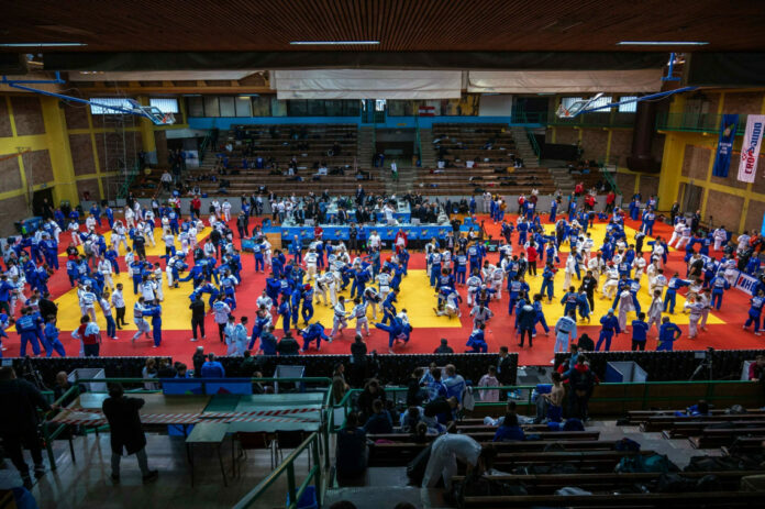 Зала с джудисти