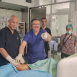 Проф. Валентин Василев и проф. Турхан Явуз (в средата на кадъра) заедно с екипа на Клиниката по съдова хирургия по време на една от процедурите