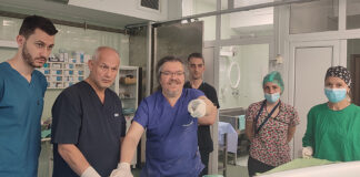 Проф. Валентин Василев и проф. Турхан Явуз (в средата на кадъра) заедно с екипа на Клиниката по съдова хирургия по време на една от процедурите