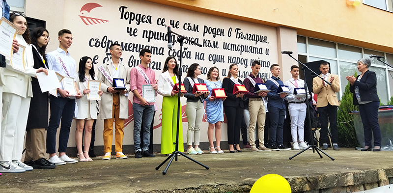 Девет видински училища изпратиха днес тържествено своите възпитаници които успешно