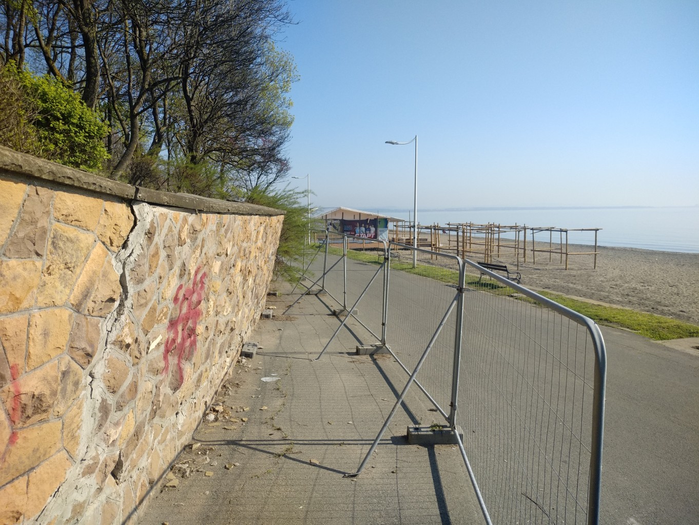 Под Летния театър от години работи свлачище което застрашава крайморската