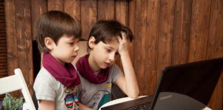 Деца пред компютър.