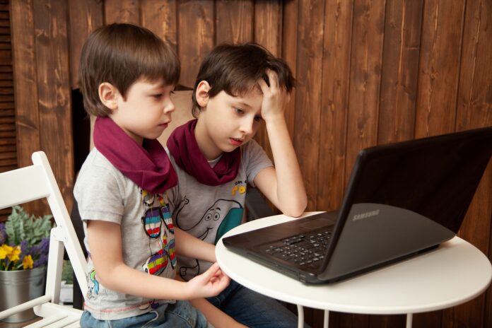 Деца пред компютър.