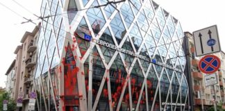 „Домът на Европа“, червена боя