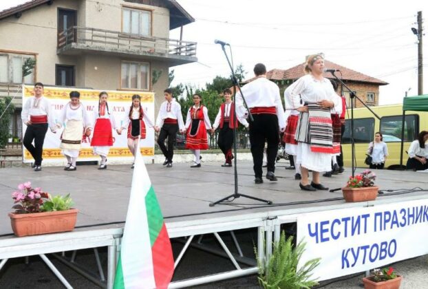 Фестивал на народната носия