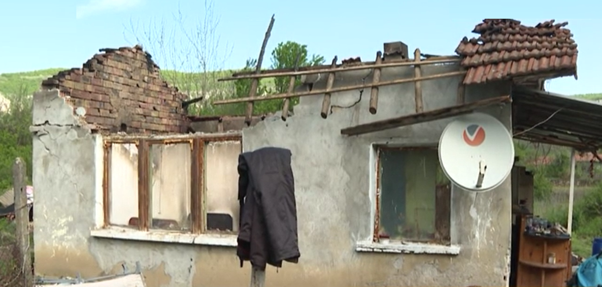 Къщата на семейство с 6 малки деца е била унищожена