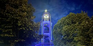 Камбанарията в Хасково засия в синьо