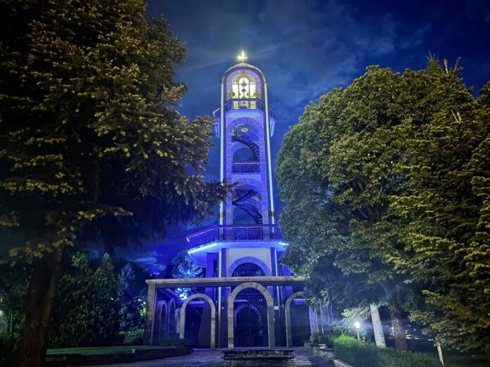 Камбанарията в Хасково засия в синьо