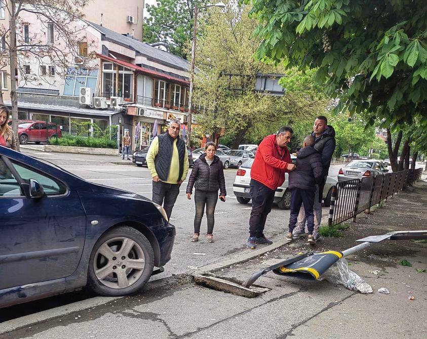 14 годишен младеж е подкарал колата на съседа си който си