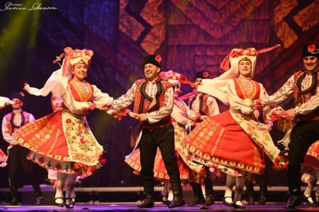 Фолклорен танцов ансамбъл &bdquo;Мездра&ldquo;