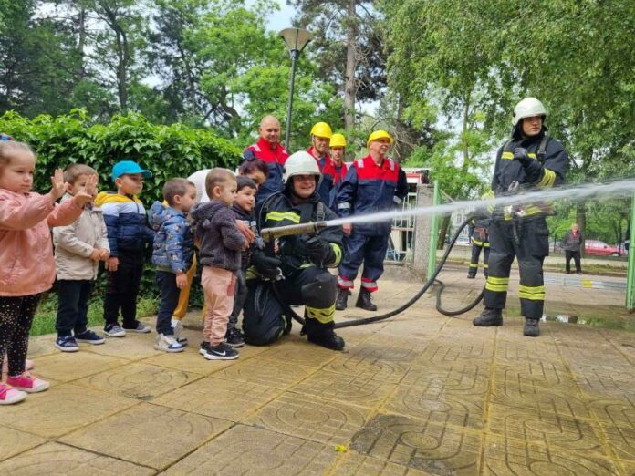 Пожарникари