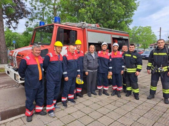 Пожарникари