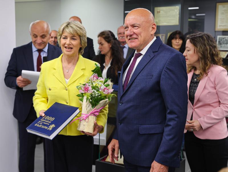 Министърът на младежта и спорта Весела Лечева президентът на Международния