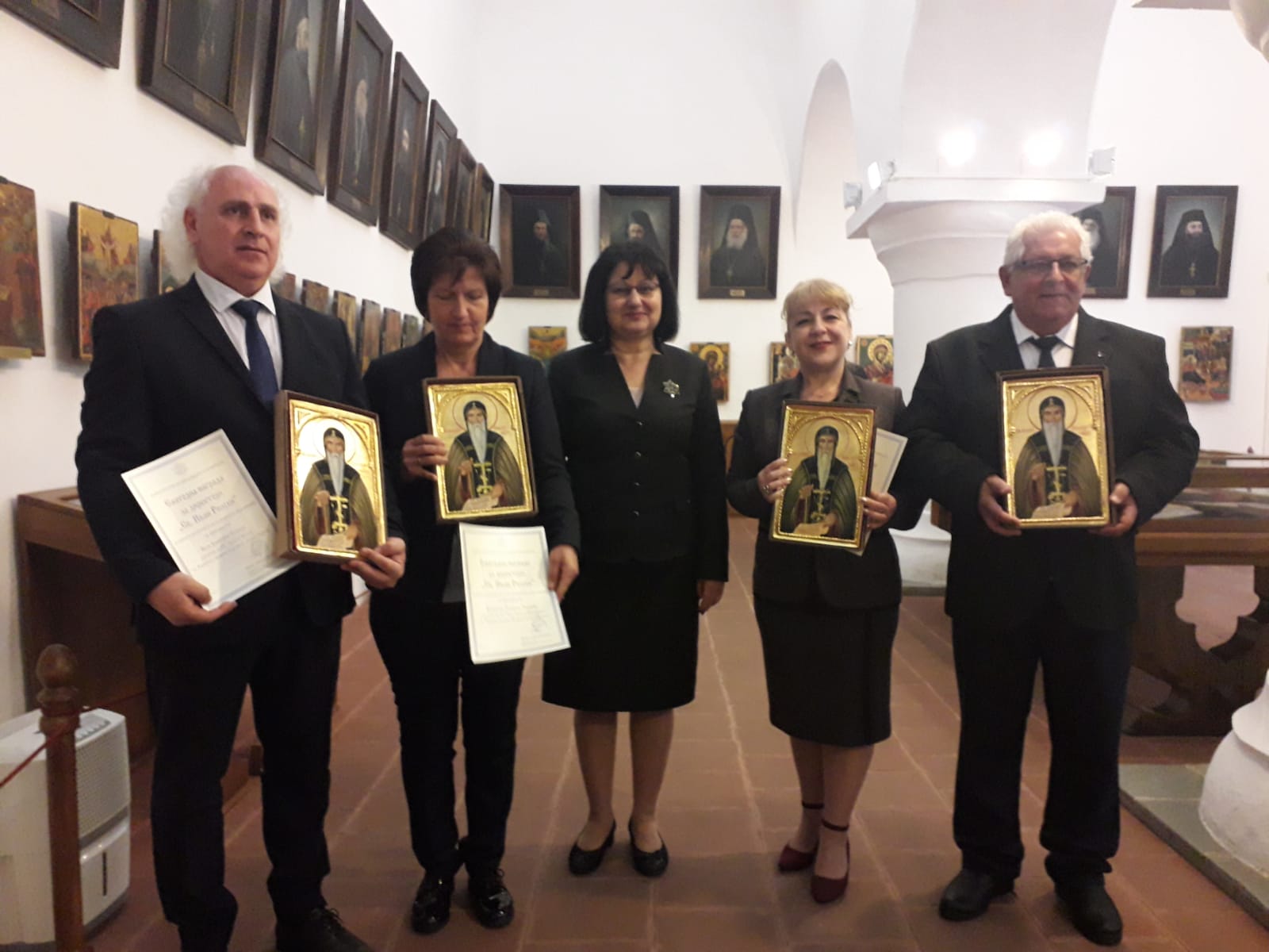 Четирима училищни директори стимулиращи развитието на учителите и мотивиращи ги