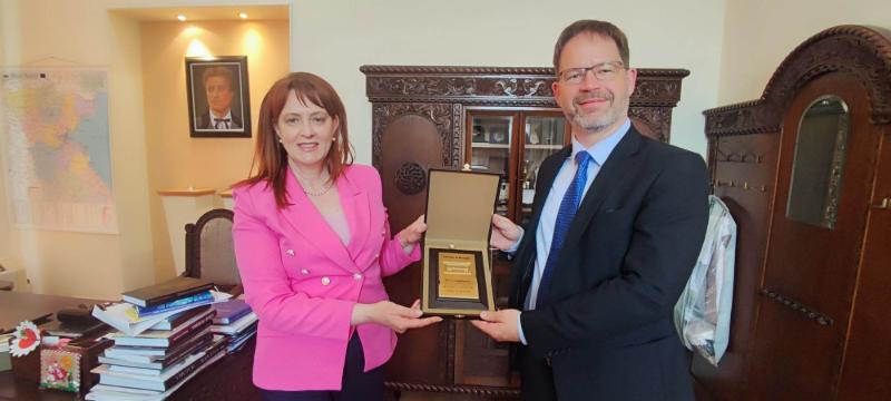 Областният управител на Бургас проф Мария Нейкова прие днес посланика