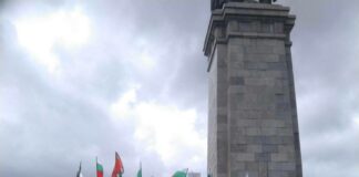 Протест пред паметника