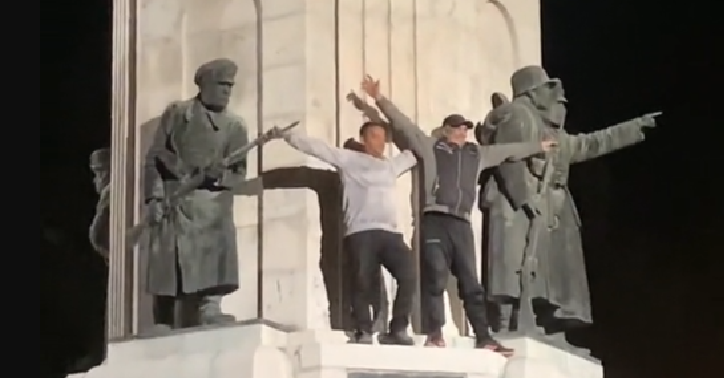 Двама криминално проявени мъже са арестувани за поругаване на паметника